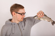 Ein Mann hat einen Fisch in der Hand