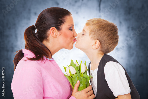 Photo: mama und sohn mit blumen mama und sohn mit blumen