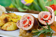 Paprikatroulade mit Bakkartoffeln auf Schmorgemüse