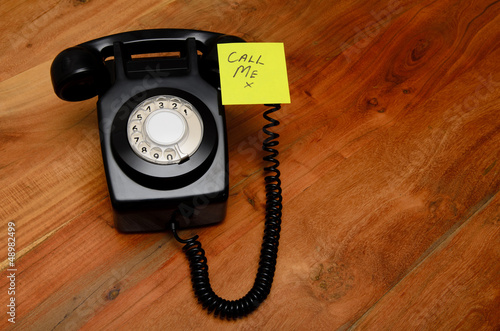 Photo: Black retro telephone with reminder note Black retro telephone with reminder note