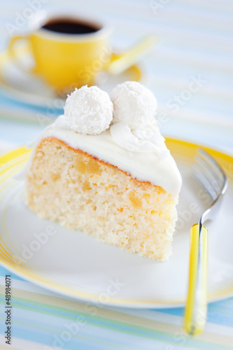 Photo: Slice cake with pineapple and white chocolate coconut truffles Slice cake with pineapple and white chocolate coconut truffles