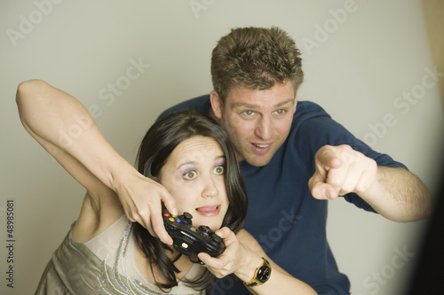 Photo: Couple jouant à la consolde de jeux vidéo Couple jouant à la consolde de jeux vidéo
