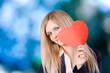 joven enamorada en san valentín
