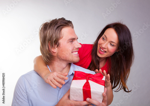 Photo: pärchen mit geschenk pärchen mit geschenk