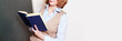 Lehrerin mit Buch in der Hand