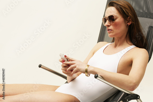 Photo: Frau im weißen Badeanzug Frau im weißen Badeanzug