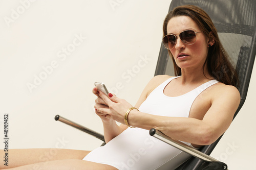 Photo: Frau mit Badeanzug und Sonnenbrille Frau mit Badeanzug und Sonnenbrille