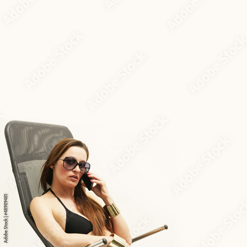 Photo: Frau mit Bikini und Handy Frau mit Bikini und Handy