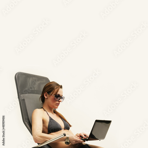Photo: Frau im Bikini mit Laptop Frau im Bikini mit Laptop