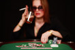 Frau am Pokertisch mit Drink