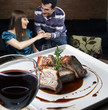 Casal no restaurante