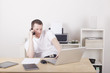 Mann mit Laptop im Büro