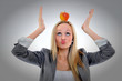Frau mit Apfel