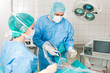 arzt führt eine arthroskopie durch