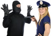 Junge Frau im Polizeikostüm nimmt Dieb fest
