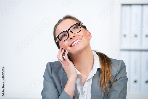 Photo: junge frau telefoniert mit dem handy junge frau telefoniert mit dem handy