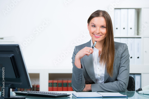 Photo: freundliche angestellte im büro freundliche angestellte im büro