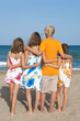 Vier Jugendliche am Meer