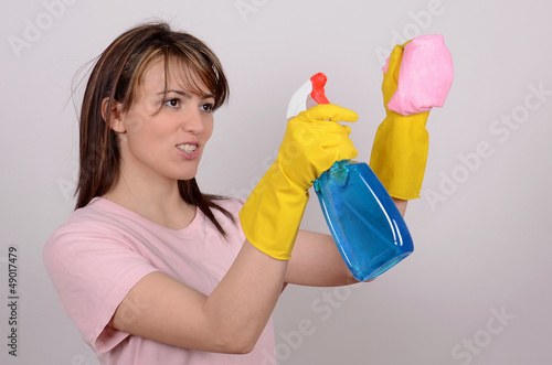 Photo: junge frau beim putzen junge frau beim putzen