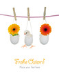 Frohe Ostern mit Küken und Blumen in Eierschalen