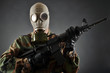 Soldat mit Gasmaske hält Sturmgewehr