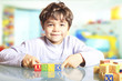 bambino con i cubetti  di legno