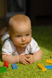 Baby spielt  mit Bauklötzen