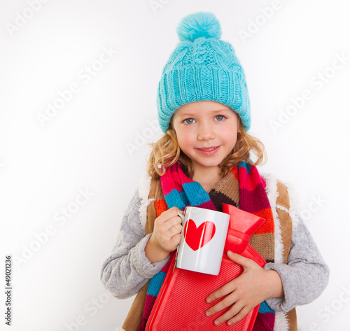 Photo: kind mit tasse und wärmflasche kind mit tasse und wärmflasche