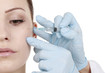Frau bekommt Spritze gegen Falten - Botox