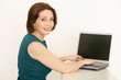Foto: reife Frau sitzt am Notebook reife Frau sitzt am Notebook