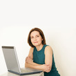 Frau zuhause am Notebook