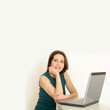 Frau zuhause am Notebook