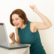 Frau zuhause am Notebook