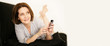 Frau zuhause mit Handy