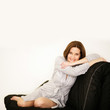 Frau sitzt auf der Couch
