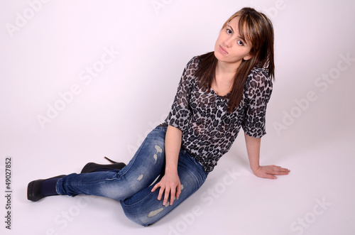 Photo: junge frau liegend junge frau liegend
