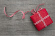 Ein rotes Weihnachtsgeschenk isoliert mit Holz