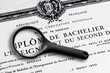 Diplôme du bac et loupe
