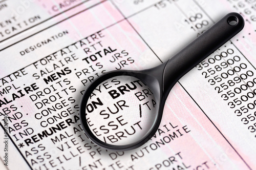 Photo: Fiche de salaire et loupe Fiche de salaire et loupe