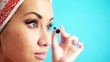 Vídeo: woman putting on mascara on her eyelashes woman putting on mascara on her eyelashes