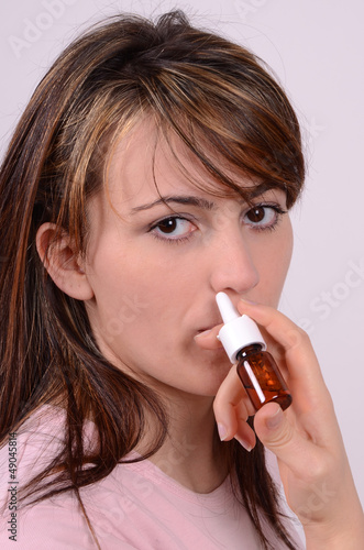 Photo: frau mit nasenspray frau mit nasenspray