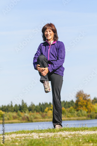 Photo: Frau beim stretchen Frau beim stretchen