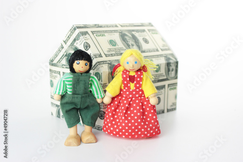 Photo: Familie vor Haus aus Dollarscheinen Familie vor Haus aus Dollarscheinen