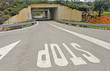 Señal de stop, paso de carretera bajo la autovía