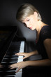 Foto: Piano playing player woman pianist. Piano playing player woman pianist.