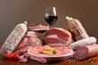 composizione di salumi misti italiani su tavolo di legno