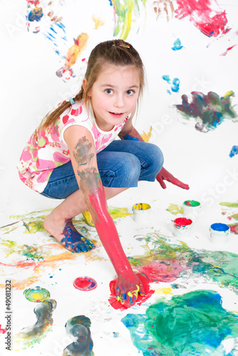 Photo: mädchen malt mit Fingerfarben mädchen malt mit Fingerfarben
