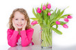 kind mit blumen