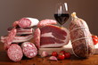 salumi misti italiani su tavolo di legno