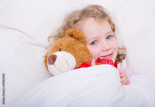 Photo: krankes kind mit kuscheltier krankes kind mit kuscheltier